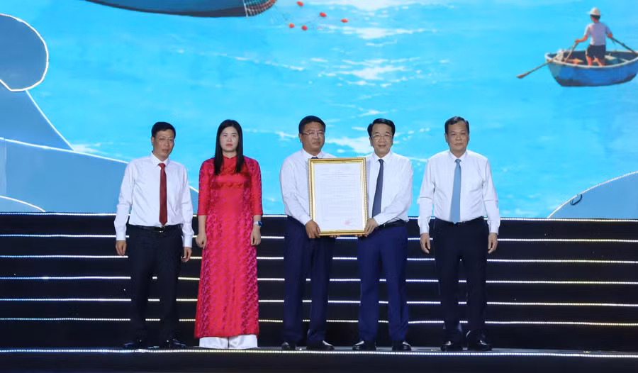 Lãnh đạo UBND tỉnh Ninh Bình trao Quyết định đổi tên Khu du lịch Quất Lâm thành Khu du lịch Giao Ninh. Ảnh: Trần Hồng 1783696649614-6838845106441039489-g8459283406880114700-72a974148708e00e277f74aad60c46fc.jpg