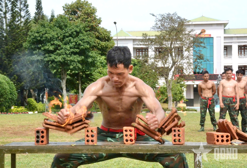 Đặc công khổ luyện thành tài