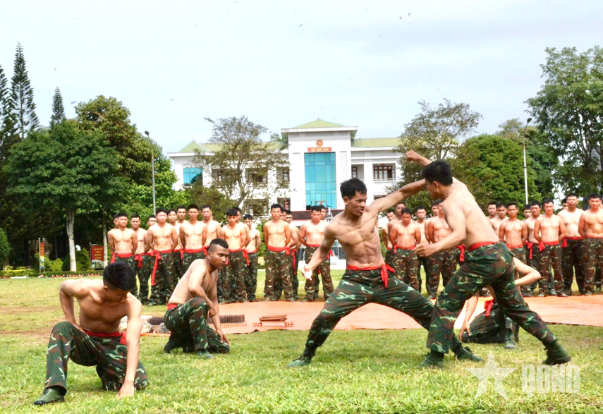 Đặc công khổ luyện thành tài