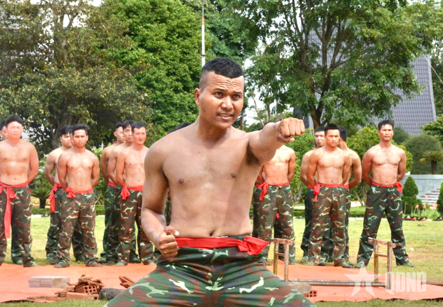 Đặc công khổ luyện thành tài