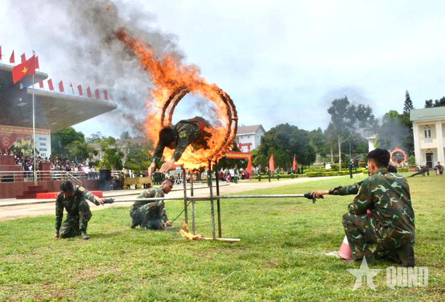 Đặc công khổ luyện thành tài