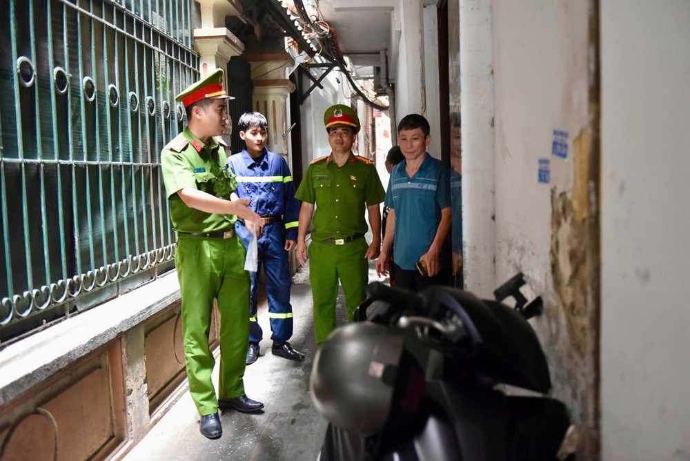 Đội CC&CNCH khu vực số 14 khảo sát, thu thập thông tin về giao thông, nguồn nước trong ngõ sâu h1.jpg