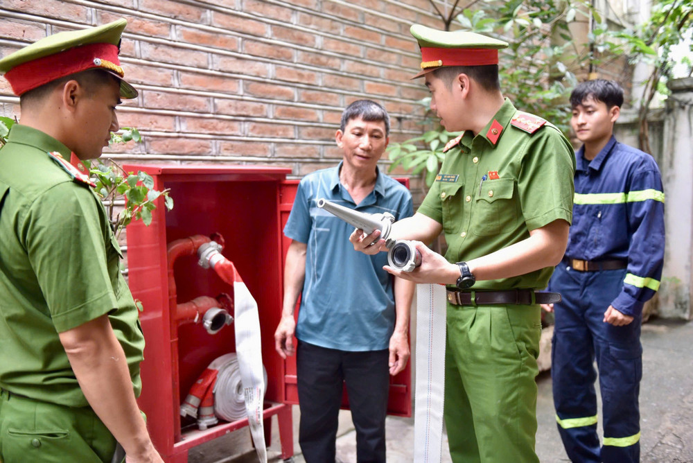 Hướng dẫn người dân sử dụng lăng, vòi chữa cháy được trang bị tại các hộp họng nước chữa cháy trong ngõ sâu h2.jpg