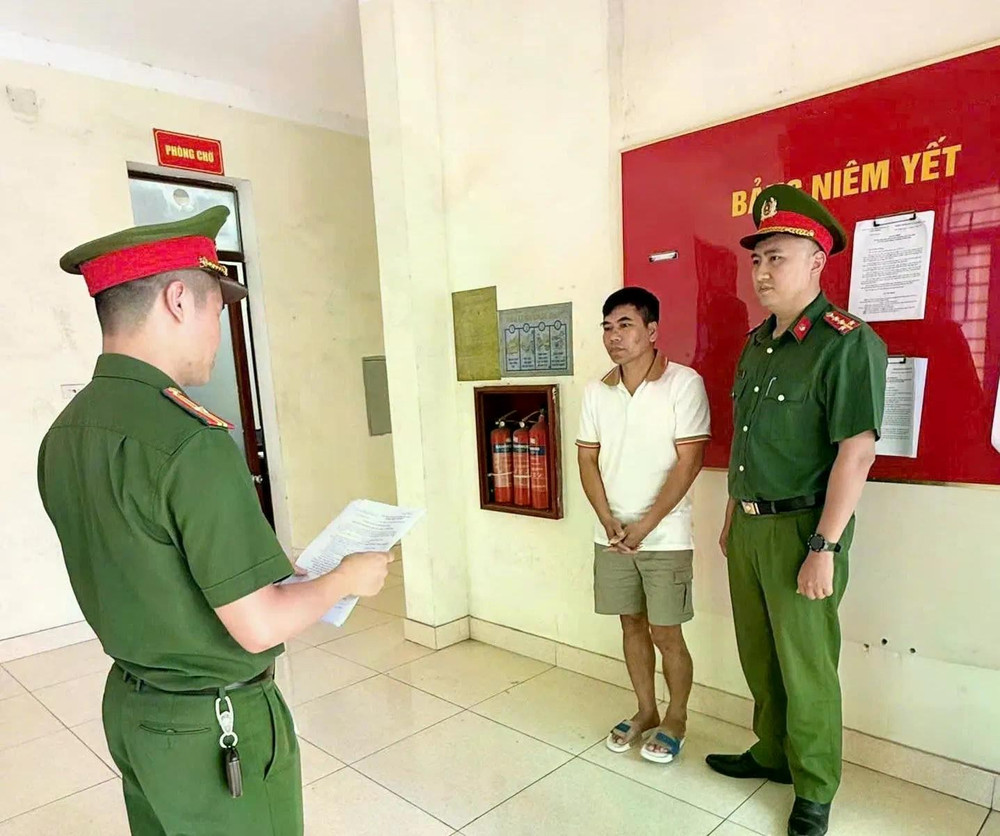 Cơ quan Công an thi hành Quyết định khởi tố bị can và Lệnh bắt bị can để tạm giam đối với Hoàng Đạo Tú. Ảnh: Công an Tuyên Quang. tq.jpg
