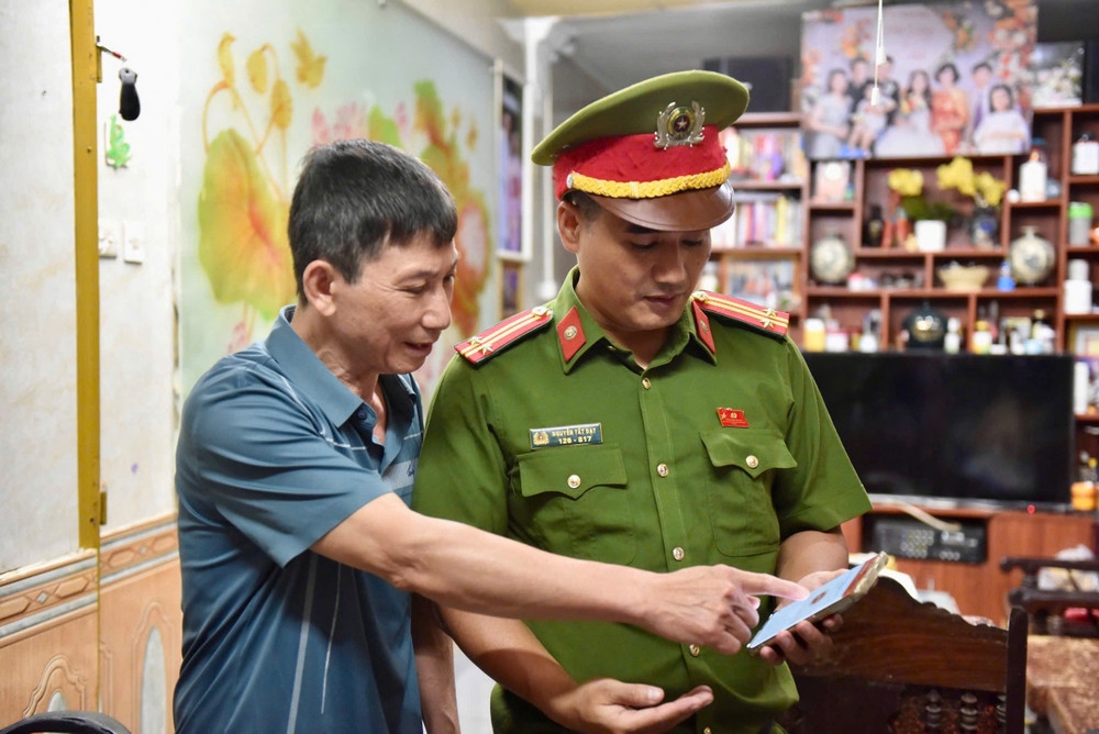 Công an phường Tây Hồ hướng dẫn người dân cài đặt ứng dụng “Báo cháy 114” h5.jpg