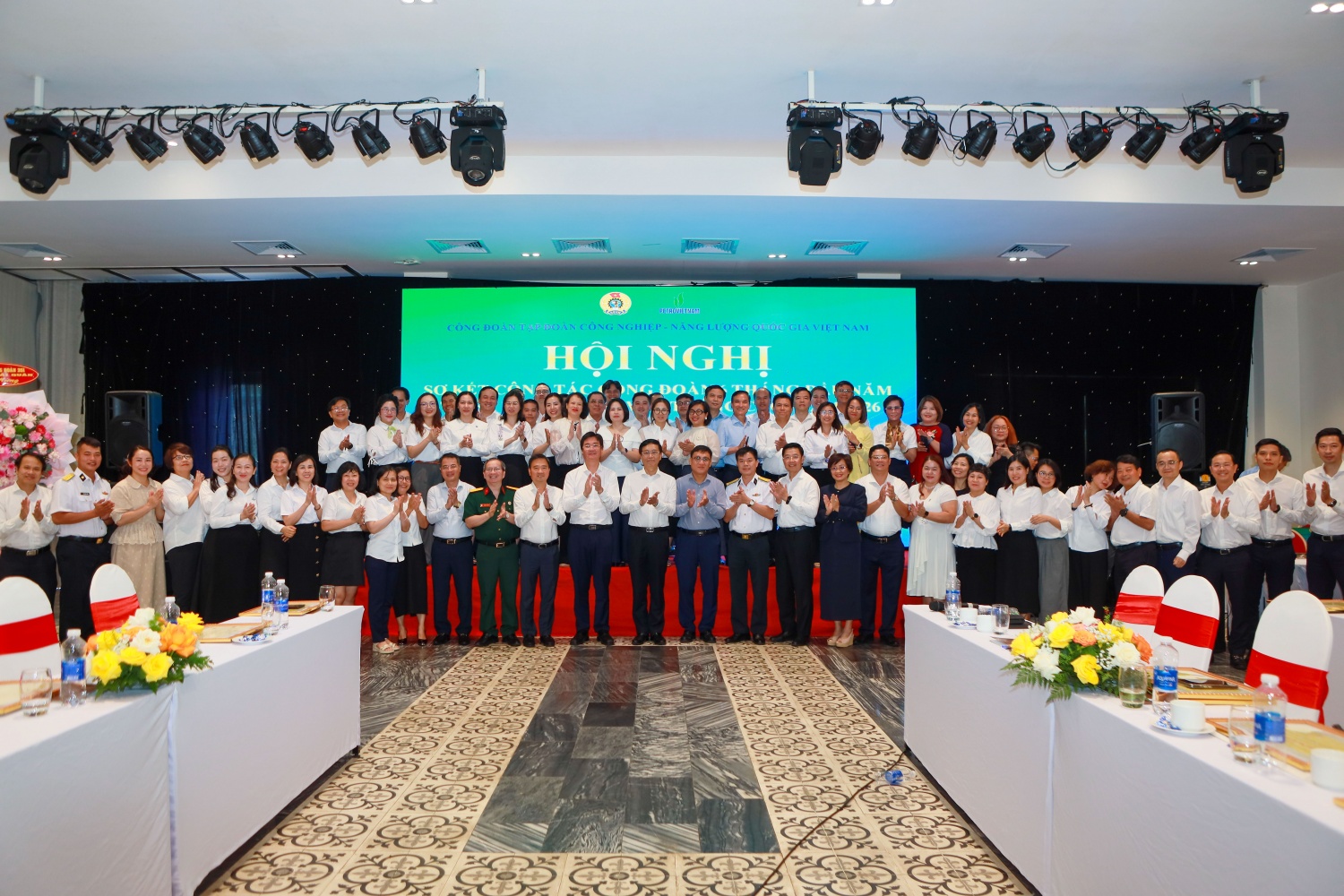 Làm lợi gần 10.000 tỷ đồng trong 6 tháng đầu năm từ những đột phá, sáng tạo của NLĐ Petrovietnam Làm lợi gần 10.000 tỷ đồng trong 6 tháng đầu năm từ những đột phá, sáng tạo của NLĐ Petrovietnam