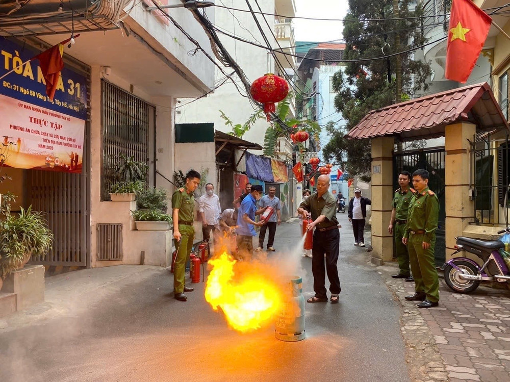 Người dân thực hành sử dụng bình chữa cháy xách tay. h4.jpg