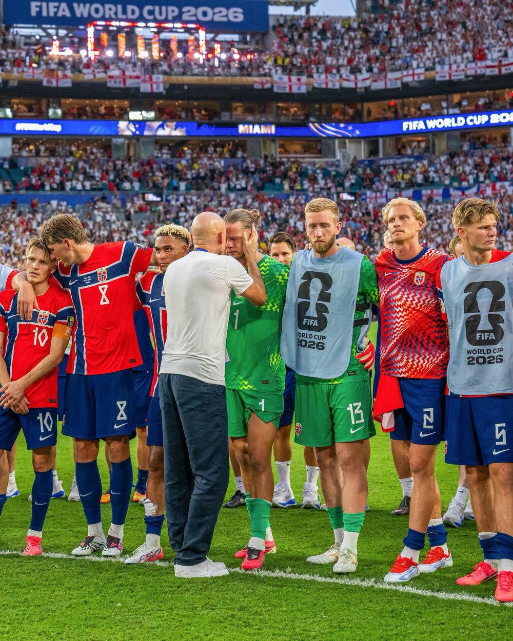 HLV Ståle Solbakken và các học trò cảm ơn người hâm mộ sau khi dừng bước ở tứ kết World Cup 2026. Ảnh: Fotballandslaget anh-6.jpg