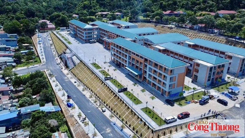 Dự án Trường Phổ thông nội trú liên cấp Tiểu học và Trung học cơ sở xã Phong Thổ (tỉnh Lai Châu) được đầu tư với tổng mức 250 tỷ đồng, trong đó 245 tỷ đồng là nguồn vốn tài trợ của Tập đoàn Công nghiệp Năng lượng Quốc gia Việt Nam.