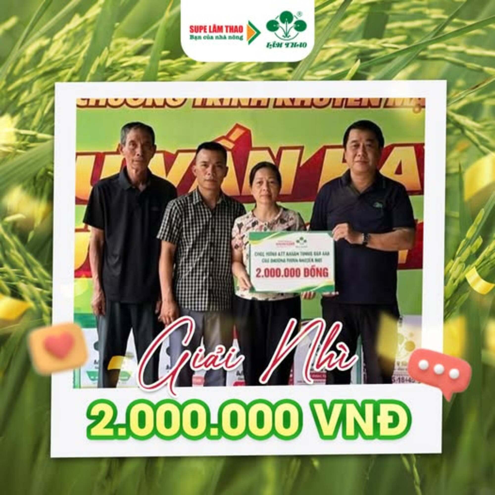 Đại diện Công ty CP Supe Phốt phát và Hóa chất Lâm Thao trao thưởng cho khách hàng may mắn trúng giải trong chương trình khuyến mại của Supe Lâm Thao tại tỉnh Thái Nguyên b1-2.jpg