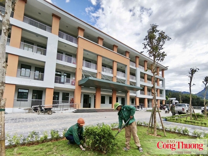 Không gian xanh trong khuôn viên trường cũng đang được gấp rút hoàn thành tại công trình Trường Phổ thông nội trú liên cấp Tiểu học và Trung học cơ sở xã Phong Thổ.