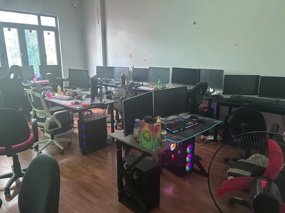 Hệ thống máy tính được các đối tượng lắp đặt để thực hiện hành vi chiếm quyền truy cập Facebook. Ảnh CACC he-thong-may-tinh-duoc-cac-doi-tuong-lap-dat-de-thuc-hien-hanh-vi-chiem-quyen-truy-cap-facebook.jpg