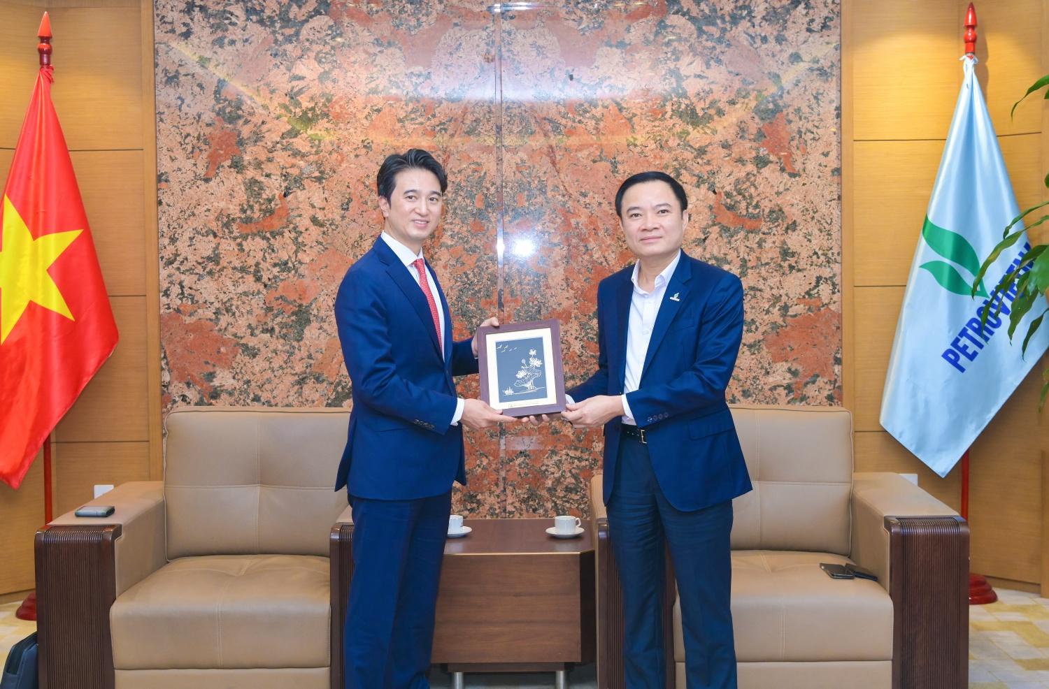 Chủ tịch HĐTV Petrovietnam tặng quà lưu niệm cho ông Cho Hyeong Wook Chủ tịch HĐTV Petrovietnam tặng quà lưu niệm cho ông Cho Hyeong Wook