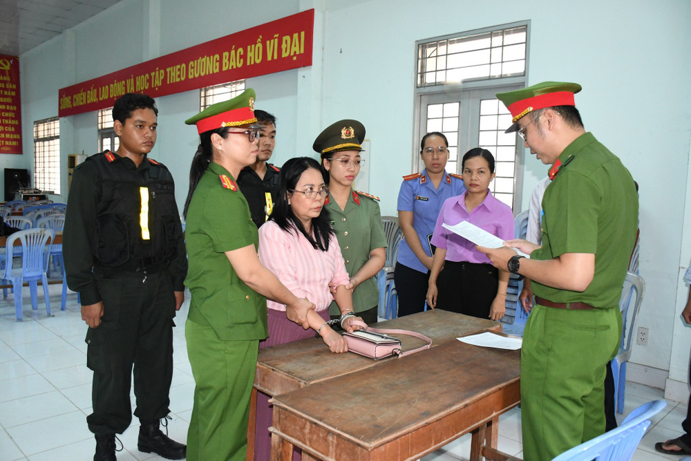 Bắt bị can Cao Thị Ngọc Mai vì dùng mạng xã hội đăng tin xuyên tạc (Ảnh: CACC)