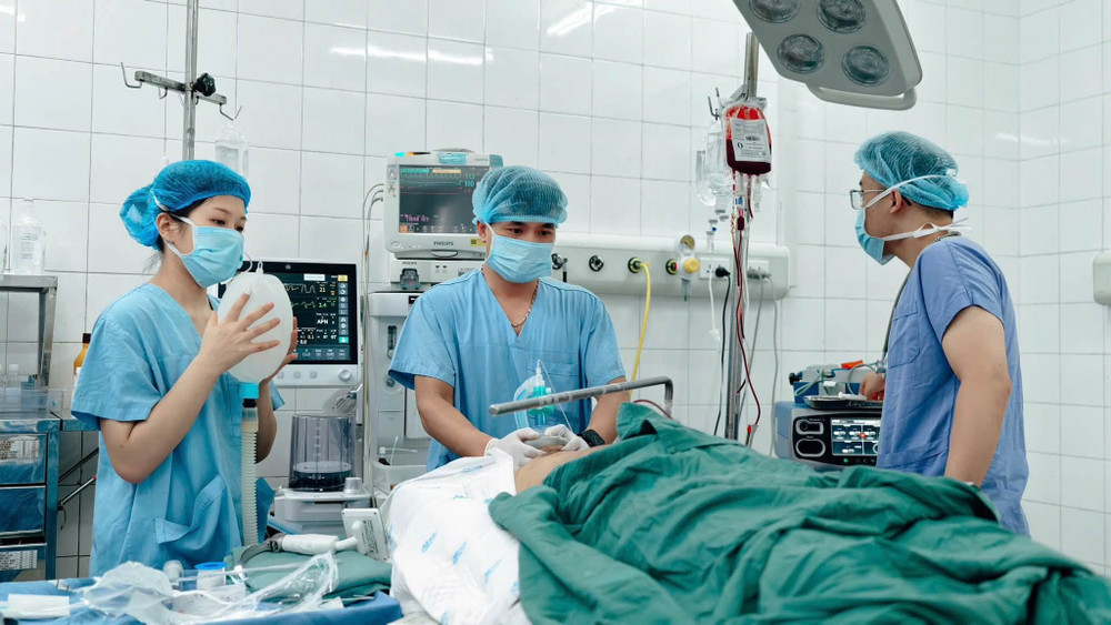 Người bệnh D.D.M (54 tuổi, Thái Nguyên) nhập viện trong tình trạng gãy hở độ IIIA xương cánh tay trái và hai xương cẳng tay trái. Ảnh: BV Việt Đức 750828884-1464497035715655-7802150791095058614-n.jpg