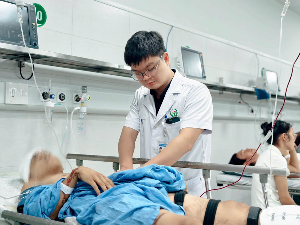 Người bệnh P.C.T (18 tuổi, Bắc Ninh) bị đa chấn thương nặng, gồm: gãy hở độ I cẳng chân trái, gãy kín xương đùi trái, vỡ xương cánh chậu trái, chấn thương sọ não, chấn thương hàm mặt và theo dõi chấn thương bụng kín. Ảnh: BV Việt Đức 750033947-1464497062382319-1155999006173381725-n.jpg