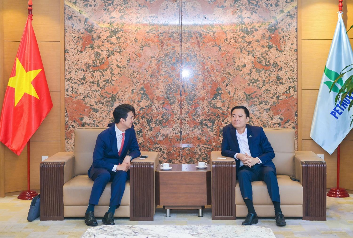 Chủ tịch HĐTV Petrovietnam Lê Ngọc Sơn trao đổi với ông Cho Hyeong Wook – Chủ tịch kiêm Tổng Giám đốc Tập đoàn SK Innovation Chủ tịch HĐTV Petrovietnam Lê Ngọc Sơn trao đổi với ông Cho Hyeong Wook – Chủ tịch kiêm Tổng Giám đốc Tập đoàn SK Innovation