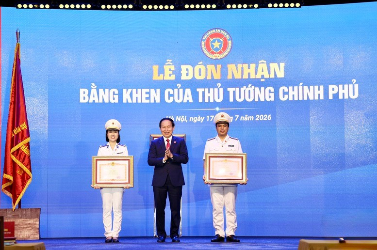 Phó Thủ tướng Lê Tiến Châu trao Bằng khen của Thủ tướng Chính phủ cho Ban Tổ chức cán bộ, Cục Quản lý THADS và THADS tỉnh Nghệ An - Ảnh: VGP
