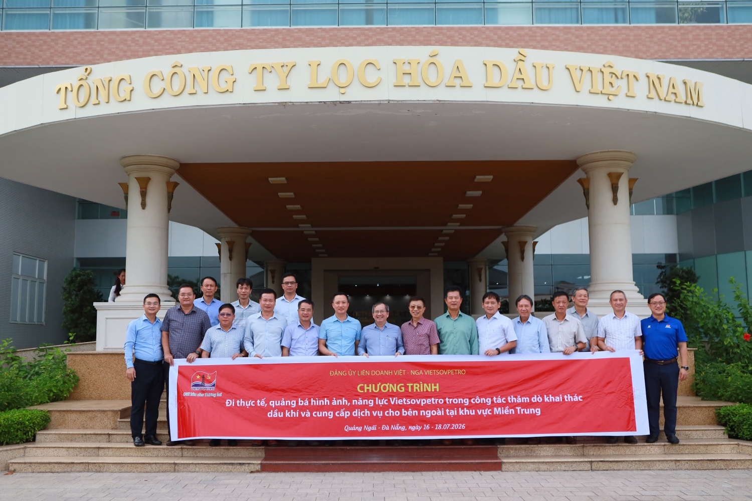 Đoàn công tác Đảng uỷ Vietsovpetro đi tham quan, tìm hiểu về hoạt động sản xuất của NMLD Dung Quất.