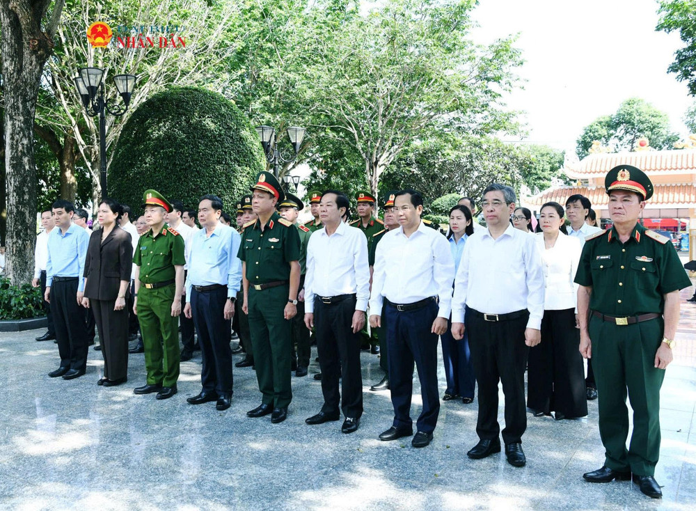 Chủ tịch Quốc hội Trần Thanh Mẫn và các đại biểu dâng hương tại tượng đài Anh hùng lực lượng vũ trang nhân dân, liệt sĩ Võ Thị Sáu (ảnh: daibieunhandan.vn). 60.jpg