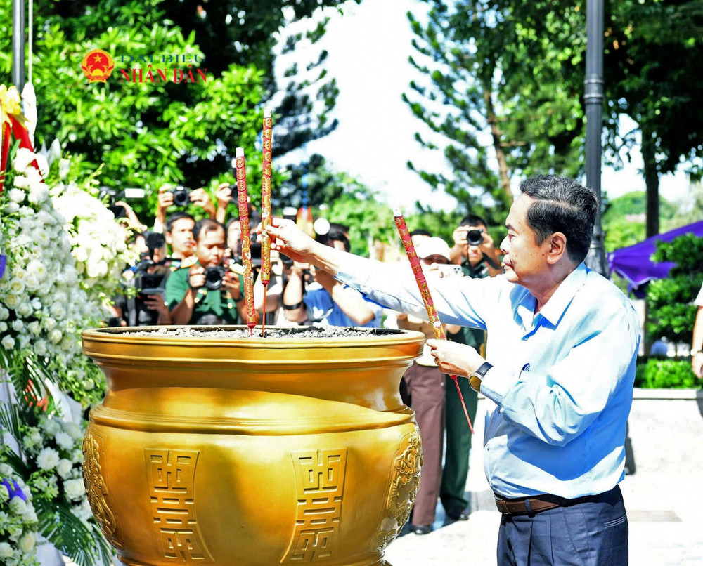 Chủ tịch Quốc hội Trần Thanh Mẫn dâng hương tại tượng đài Anh hùng lực lượng vũ trang nhân dân, liệt sĩ Võ Thị Sáu (ảnh: daibieunhandan.vn). Chủ tịch Quốc hội Trần Thanh Mẫn dâng hương tại tượng đài Anh hùng lực lượng vũ trang nhân dân, liệt sĩ Võ Thị Sáu (ảnh: daibieunhandan.vn).