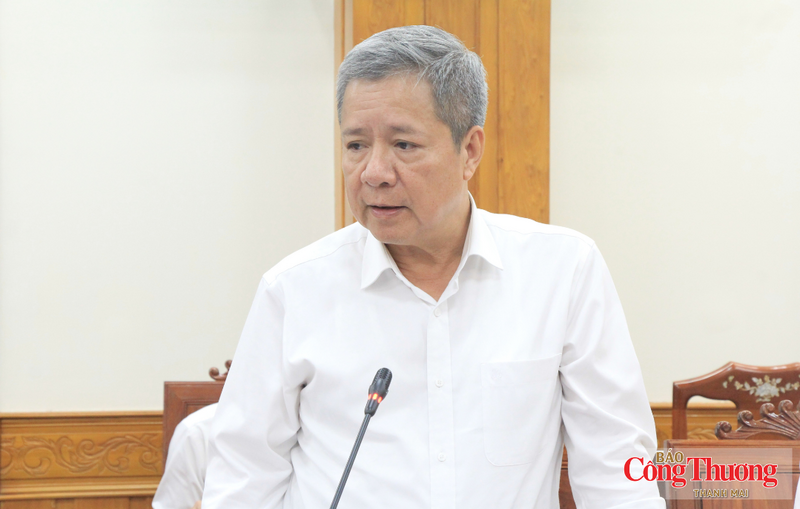 Phó Cục trưởng Cục Điện lực Bùi Quốc Hùng nêu ý kiến tại buổi làm việc.