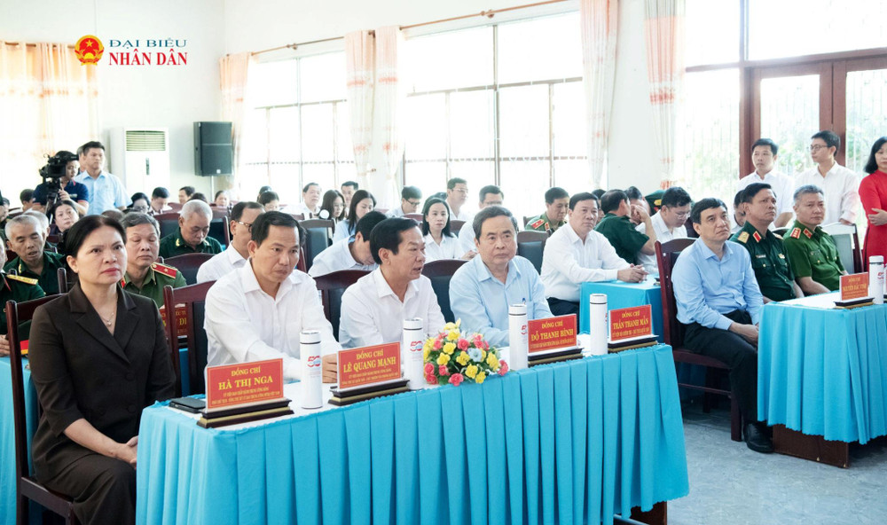 Chủ tịch Quốc hội Trần Thanh Mẫn và các đại biểu thăm Trung tâm điều dưỡng Người có công Long Đất (ảnh: daibieunhandan.vn). 61.jpg