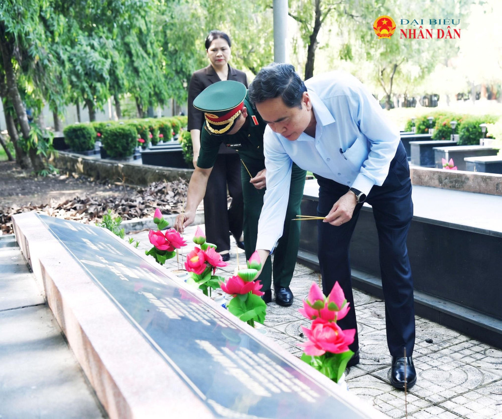 Chủ tịch Quốc hội Trần Thanh Mẫn dâng hương tưởng niệm các Anh hùng liệt sĩ tại Nghĩa trang Liệt sĩ Long Điền Đất Đỏ (ảnh: daibieunhandan.vn). Chủ tịch Quốc hội Trần Thanh Mẫn dâng hương tưởng niệm các Anh hùng liệt sĩ tại Nghĩa trang Liệt sĩ Long Điền Đất Đỏ (ảnh: daibieunhandan.vn).