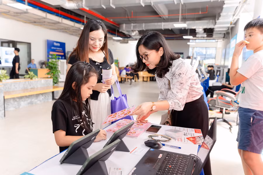 Giáo viên, phụ huynh và học sinh trực tiếp trải nghiệm các giải pháp công nghệ giáo dục tại khu vực triển lãm dk103450.jpg