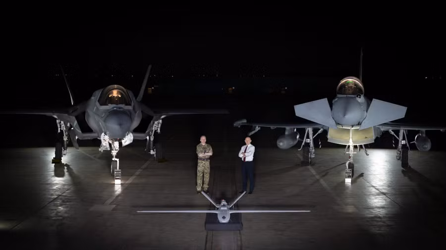 Máy bay không người lái StormShroud cùng với tiêm kích Eurofighter Typhoon và F-35. official-stormshroud-announcemen-2048x1152.jpg
