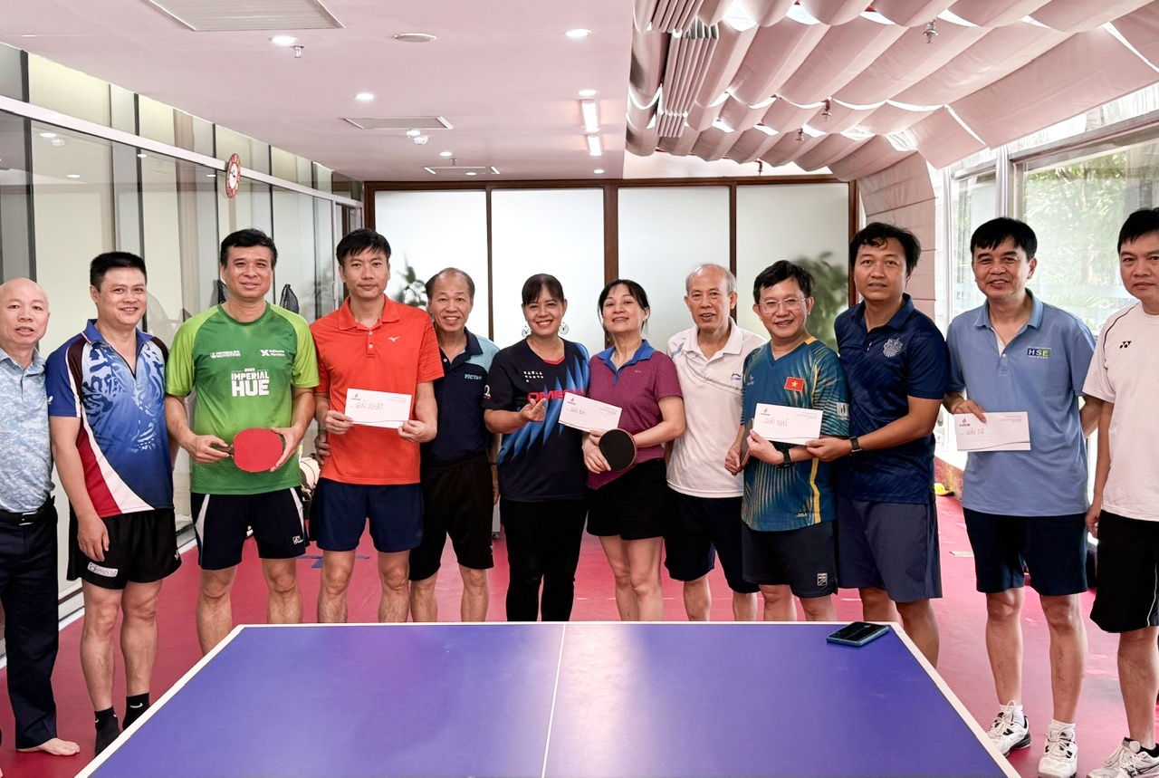 Ban tổ chức trao giải cho các VĐV Ban tổ chức trao giải cho các VĐV