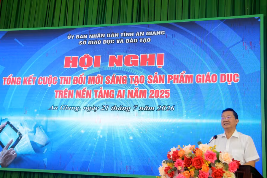 Ông Trần Quang Bảo, Giám đốc Sở GD&ĐT tỉnh An Giang phát biểu tại buổi lễ tổng kết. 1000088697.jpg