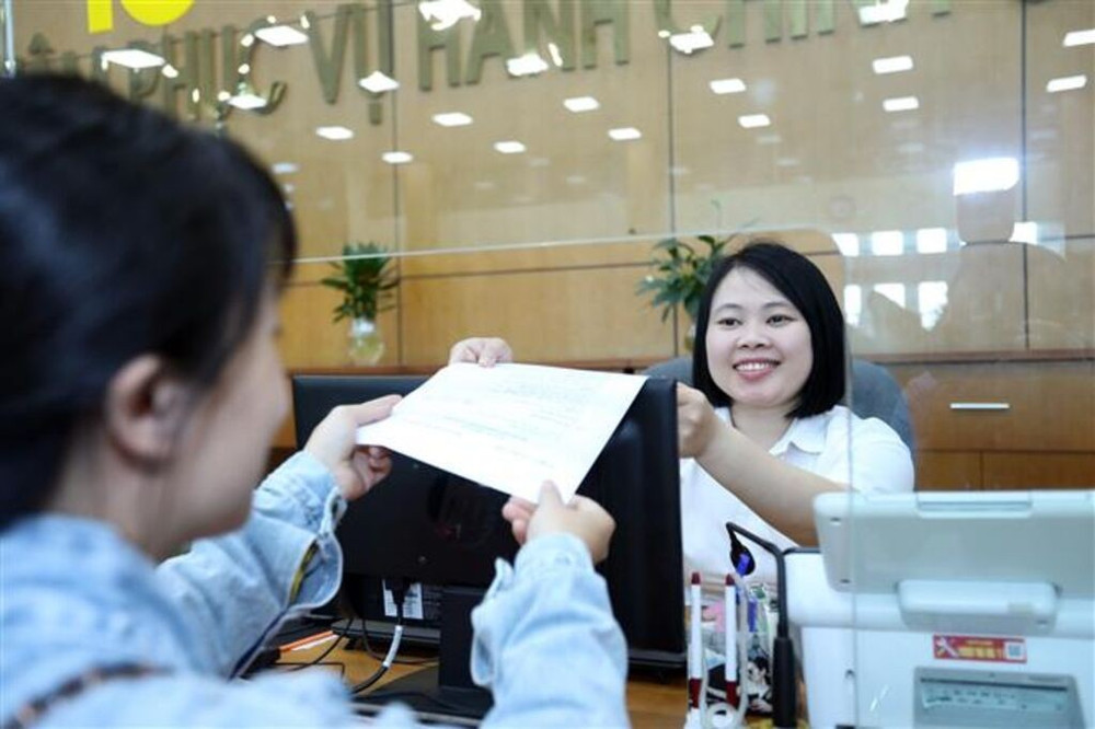 Các bộ, cơ quan ngang bộ, Ủy ban nhân dân các tỉnh, thành phố thực hiện nghiêm 11 Nghị quyết về phân quyền, cắt giảm, đơn giản hóa TTHC. Ảnh: TTXVN tthc.jpg