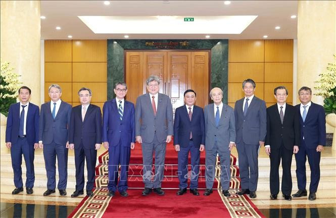 Thường trực Ban Bí thư Trần Cẩm Tú và Quyền Tổng Thư ký Đảng Dân chủ Tự do Nhật Bản Hagiuda Koichi cùng đại biểu hai đoàn chụp ảnh chung. Ảnh: Phương Hoa/TTXVN.