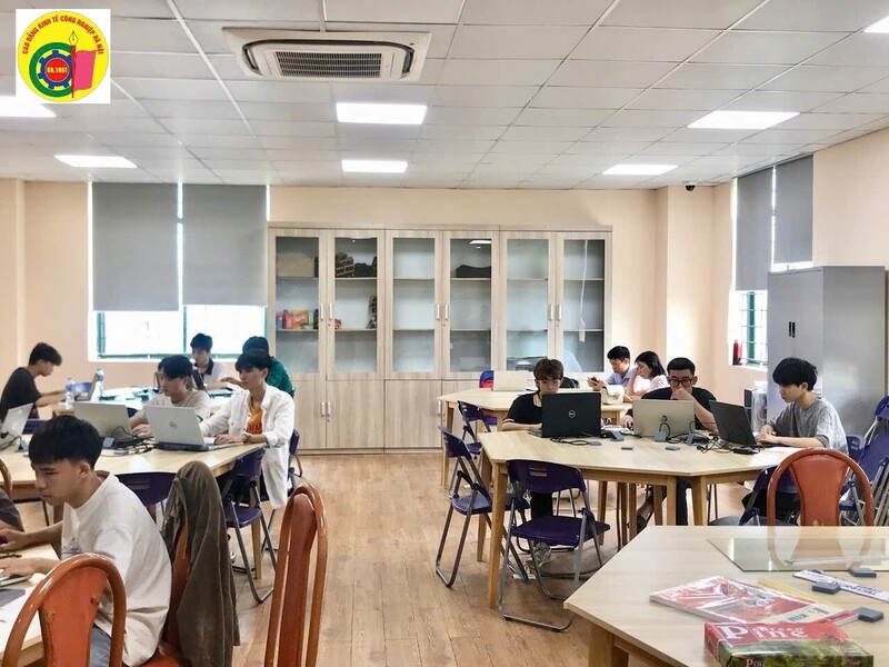 Sinh viên nhóm nghề Kinh tế HIEC sử dụng máy tính để khai thác thông tin và hoàn thiện bài tập chuyên môn.