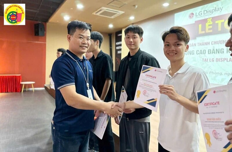 Sinh viên HIEC nhận chứng nhận sau khi hoàn thành chương trình đào tạo, trải nghiệm thực tế tại LG Display
