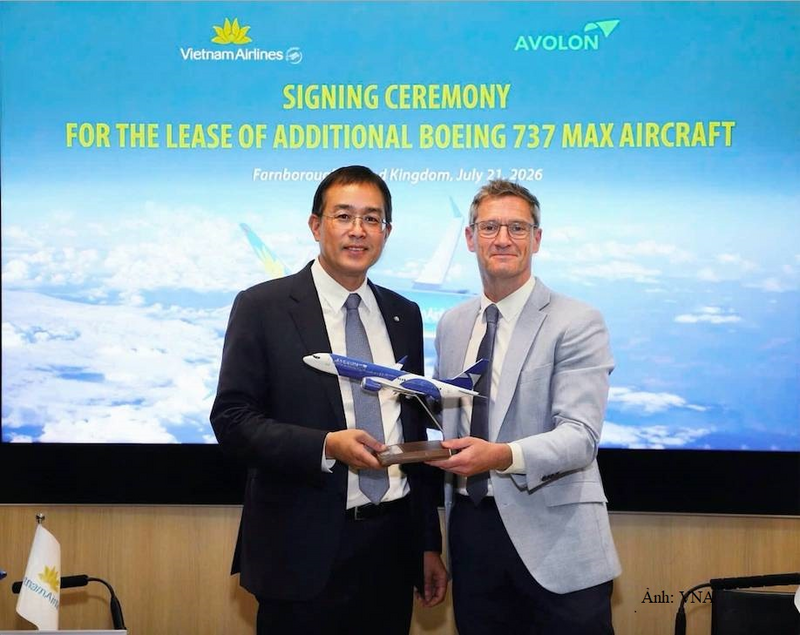 Ông Đặng Ngọc Hòa, Chủ tịch HĐQT Vietnam Airlines và ông Paul Geaney, Chủ tịch kiêm Giám đốc Thương mại Avolon tại lễ ký kết.