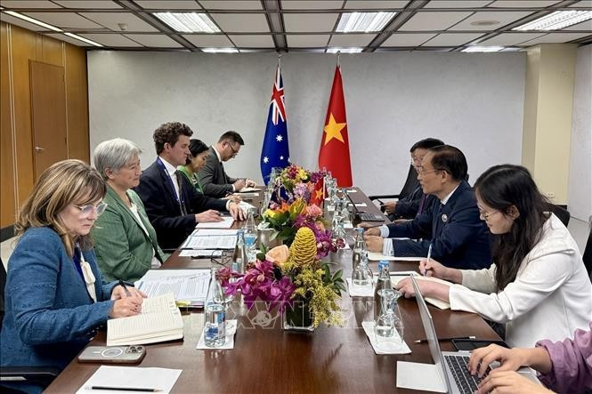 Bộ trưởng Bộ Ngoại giao Lê Hoài Trung gặp Bộ trưởng Ngoại giao Australia Penny Wong. Ảnh: TTXVN.