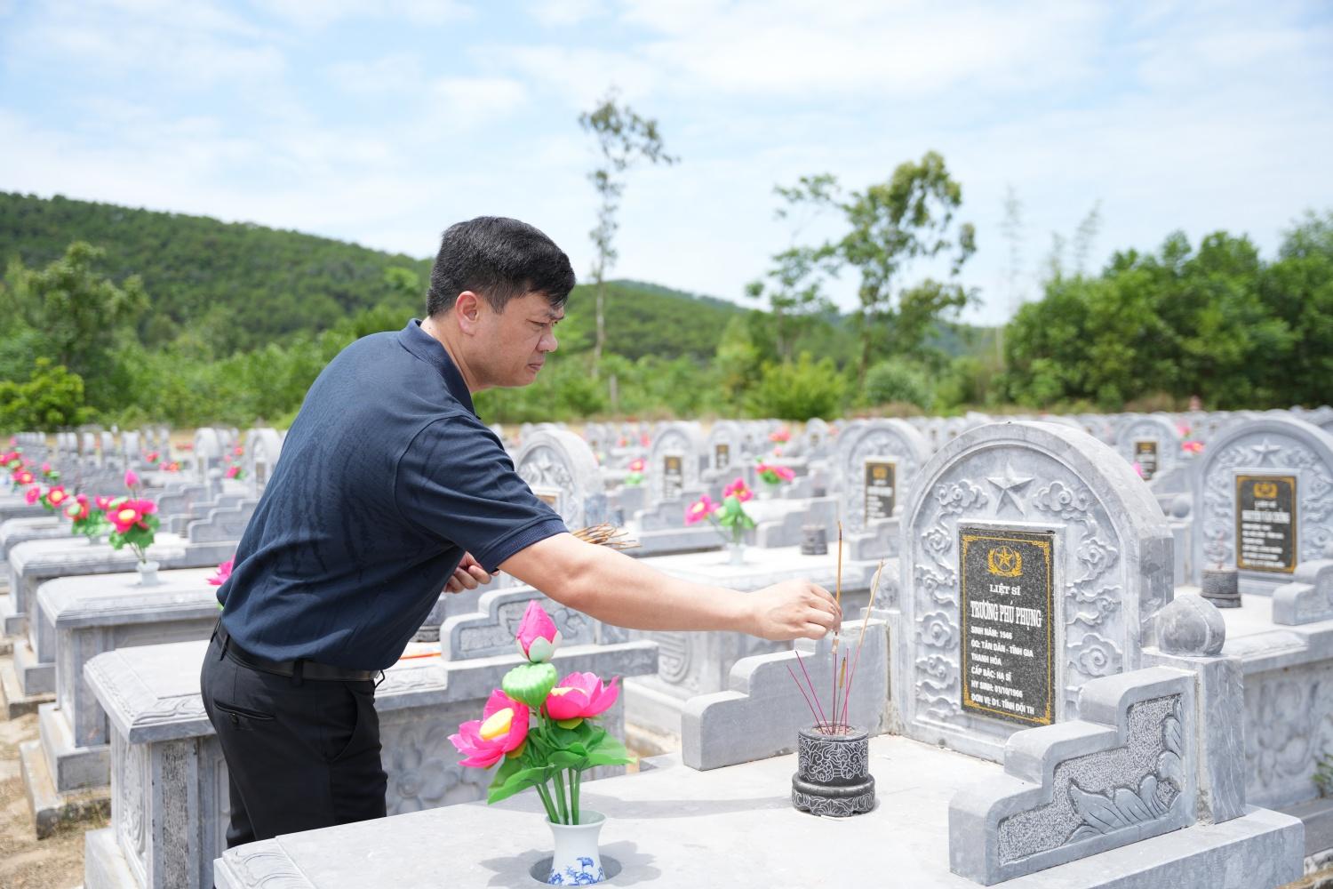 Ông Hoàng Ngọc Xuân - Phó Giám đốc PVNDB dâng hương tưởng niệm các Anh hùng liệt sĩ Ông Hoàng Ngọc Xuân - Phó Giám đốc PVNDB dâng hương tưởng niệm các Anh hùng liệt sĩ