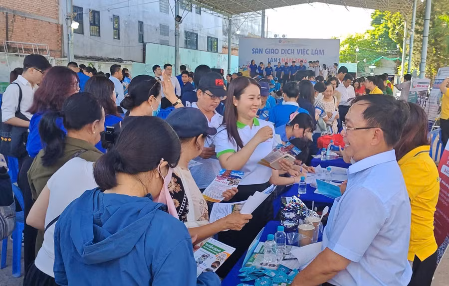 Việc tổ chức các sàn giao dịch việc làm là hoạt động thiết thực góp phần mở rộng cơ hội việc làm cho nhân lực trẻ. Việc tổ chức các sàn giao dịch việc làm là hoạt động thiết thực góp phần mở rộng cơ hội việc làm cho nhân lực trẻ.