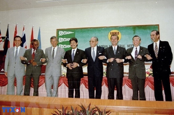 Nguyên Bộ trưởng Bộ Ngoại giao Nguyễn Mạnh Cầm (thứ hai, từ phải sang), Tổng Thư ký ASEAN và các Bộ trưởng Ngoại giao ASEAN tại cuộc họp kết nạp Việt Nam trở thành thành viên chính thức thứ bảy của ASEAN, ngày 28/7/1995, tại Thủ đô Bandar Seri Begawan (Brunei). (Ảnh: Trần Sơn/TTXVN)