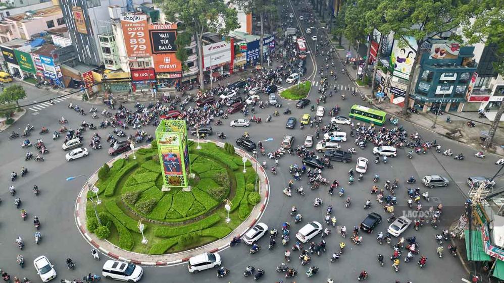 Cầu vượt thép kỳ vọng giảm ùn tắc tại ngã 6 Công trường Dân Chủ. Ảnh: Anh Tú