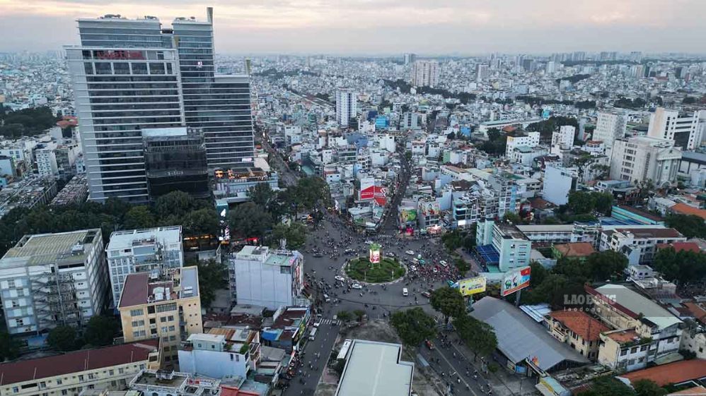 Toàn cảnh Ngã 6 Công trường Dân Chủ. Ảnh: Anh Tú