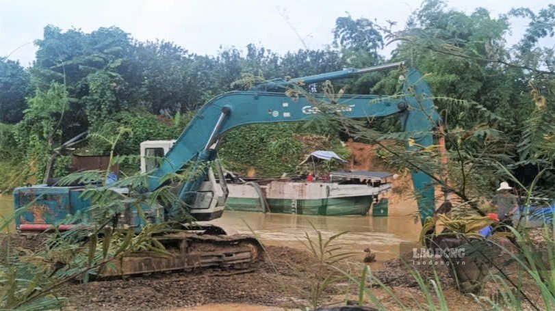 Người dân lo sợ hoạt động khai thác cát sẽ tiếp tục làm bờ sông Đạ Quay sạt lở. Ảnh: Phúc Khánh