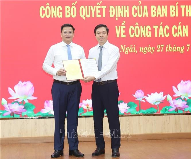 Ủy viên Trung ương Đảng, Phó Trưởng ban Tổ chức Trung ương Trịnh Mạnh Linh trao Quyết định cho Phó Bí thư Tỉnh ủy Quảng Ngãi Nguyễn Đức Tâm. Ảnh: TTXVN.
