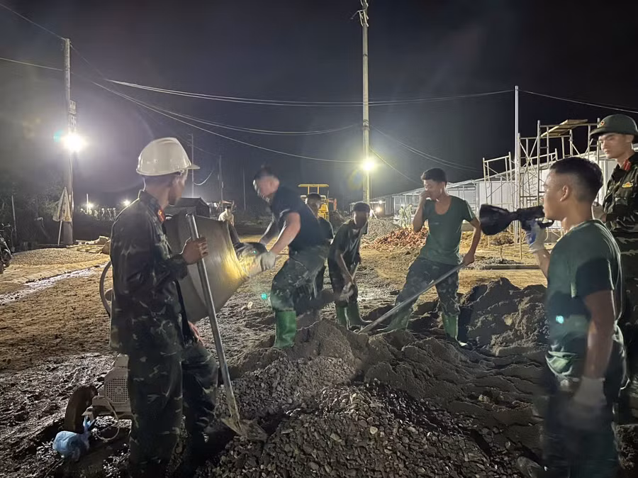 Đêm trên công trường điểm tái định cư Sân Bay vẫn sáng đèn. lai-chau-6.jpg