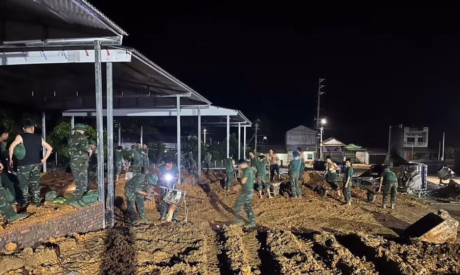 Các chiến sĩ xuyên đêm dựng nhà cho người dân vùng lũ Mường Than.