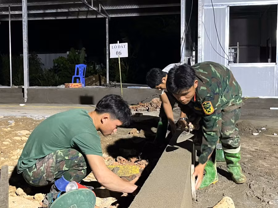 Dưới ánh đèn cao áp, cán bộ chiến sĩ vẫn miệt mài, tỉ mỉ để xây nhà cho người dân vùng lũ. lai-chau-4.jpg