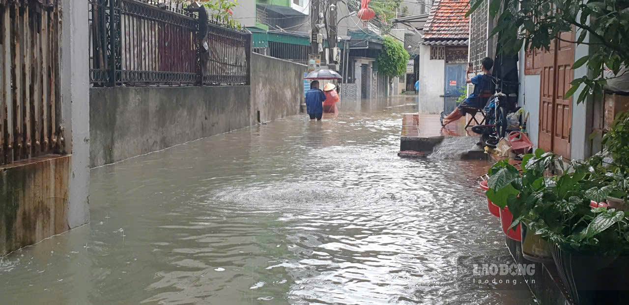 Cảnh thường thấy trong những trận mưa lớn kéo dài ở phường Hà Lầm, tỉnh Quảng Ninh. Ảnh: Nguyễn Hùng
