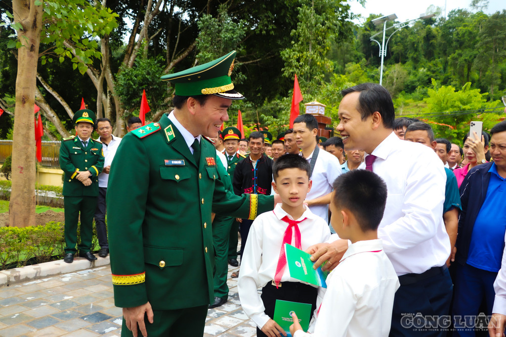 clo_br_11-trung-tuong-vu-trung-kien-va-dong-chi-tran-tien-dung-tham-hoi-dong-vien-cac-chau-con-nuoi-don-bien-phong-anh-thanh-xuan.jpg